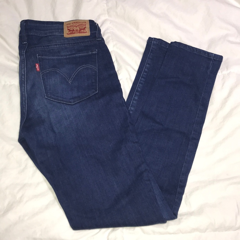 • Levi Jeans • size 27 •